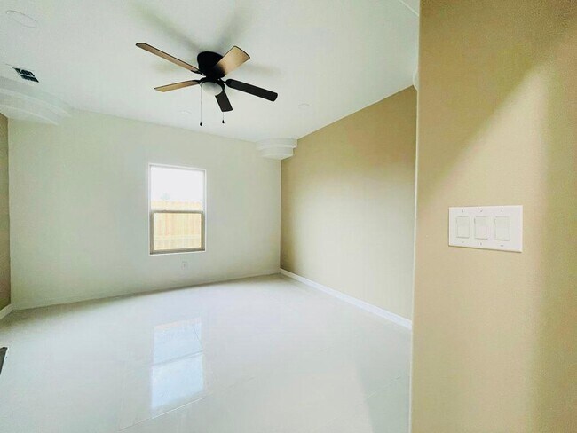 Foto del edificio - 300 W Saint Helena Ave