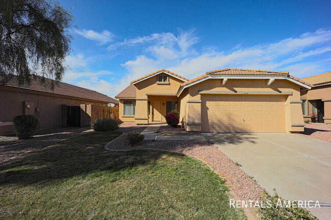 Building Photo - Beautiful 3 Bedroom Open Floor Plan in Lit...