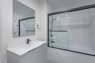 Building Photo - 1819 Av Dollard