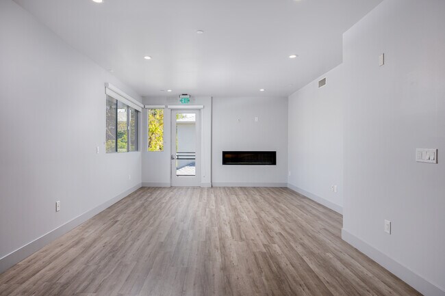 Foto del edificio - 11048 W Olympic Blvd
