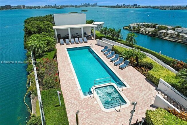 Foto del edificio - 7934 West Dr