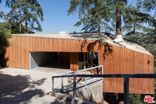 Foto del edificio - 1955 Park Dr