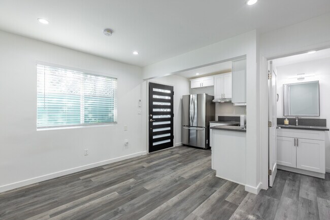 Building Photo - 1102 Centinela Ave