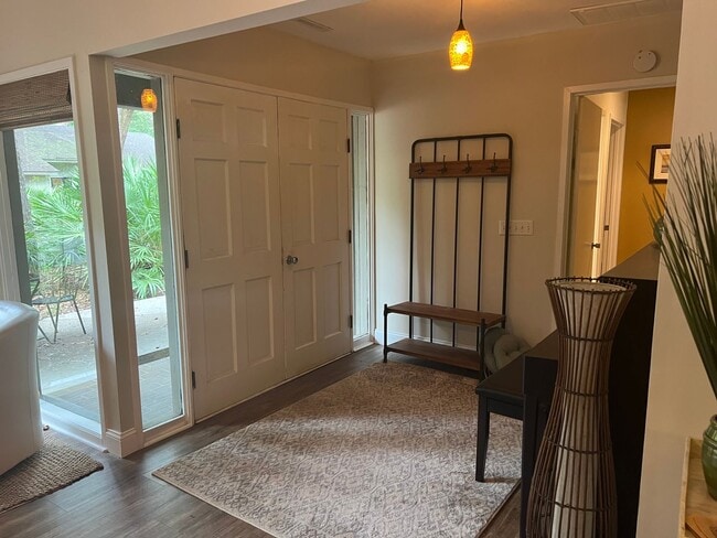 Foto del edificio - Walk to the beach from this 2BR FURNISHED ...