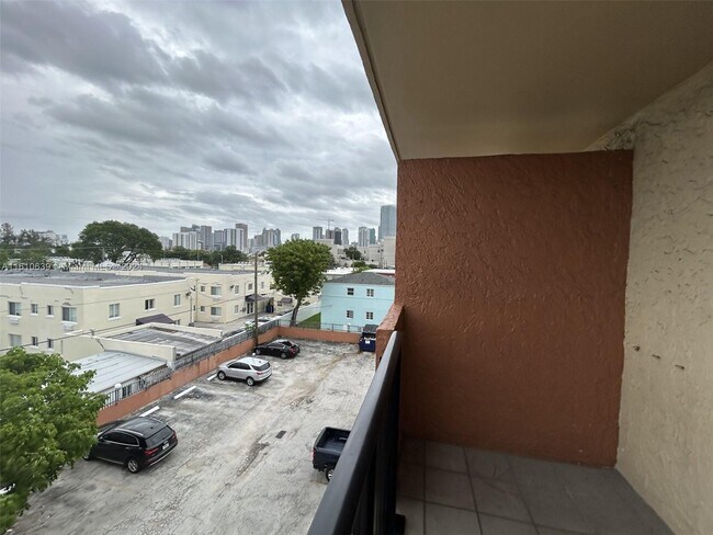 Building Photo - 677 SW 9th Ave