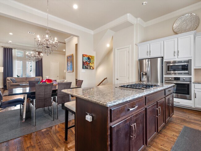 Building Photo - 249 E 27th St