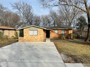 Building Photo - 613 S Andrews Ave