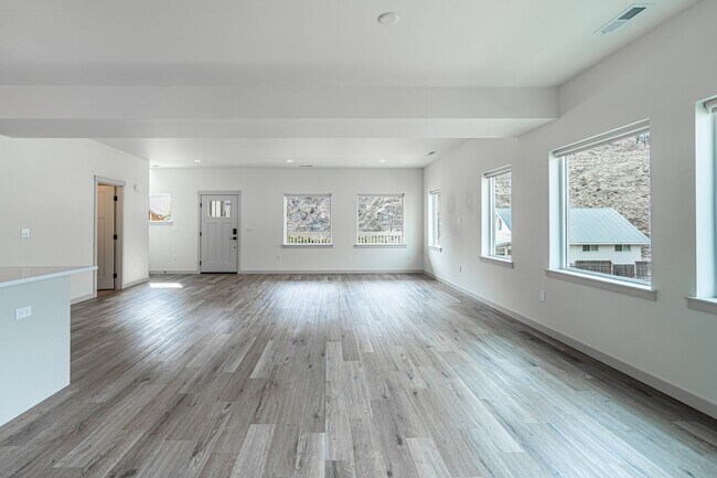 Foto del edificio - Newer Construction! 3 bed/2.5 bath, double garage, central heat/air, VIEWS!