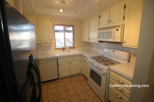 Building Photo - 26118 Rainbow Glen Dr