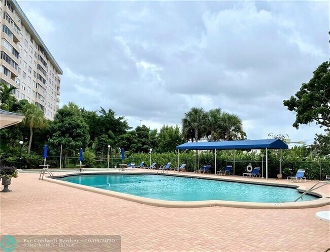 Building Photo - 4001 Hillcrest Dr