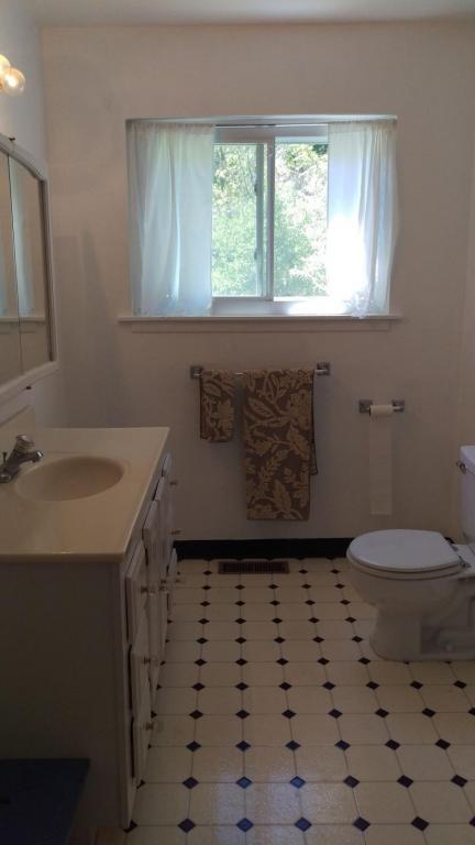 Building Photo - 2527 Delwood Ave