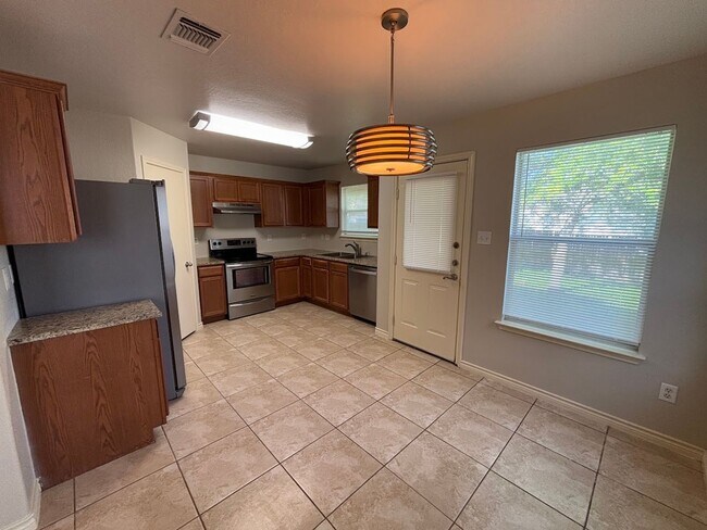 Building Photo - Charming 3-Bedroom Home Near Lackland AFB!