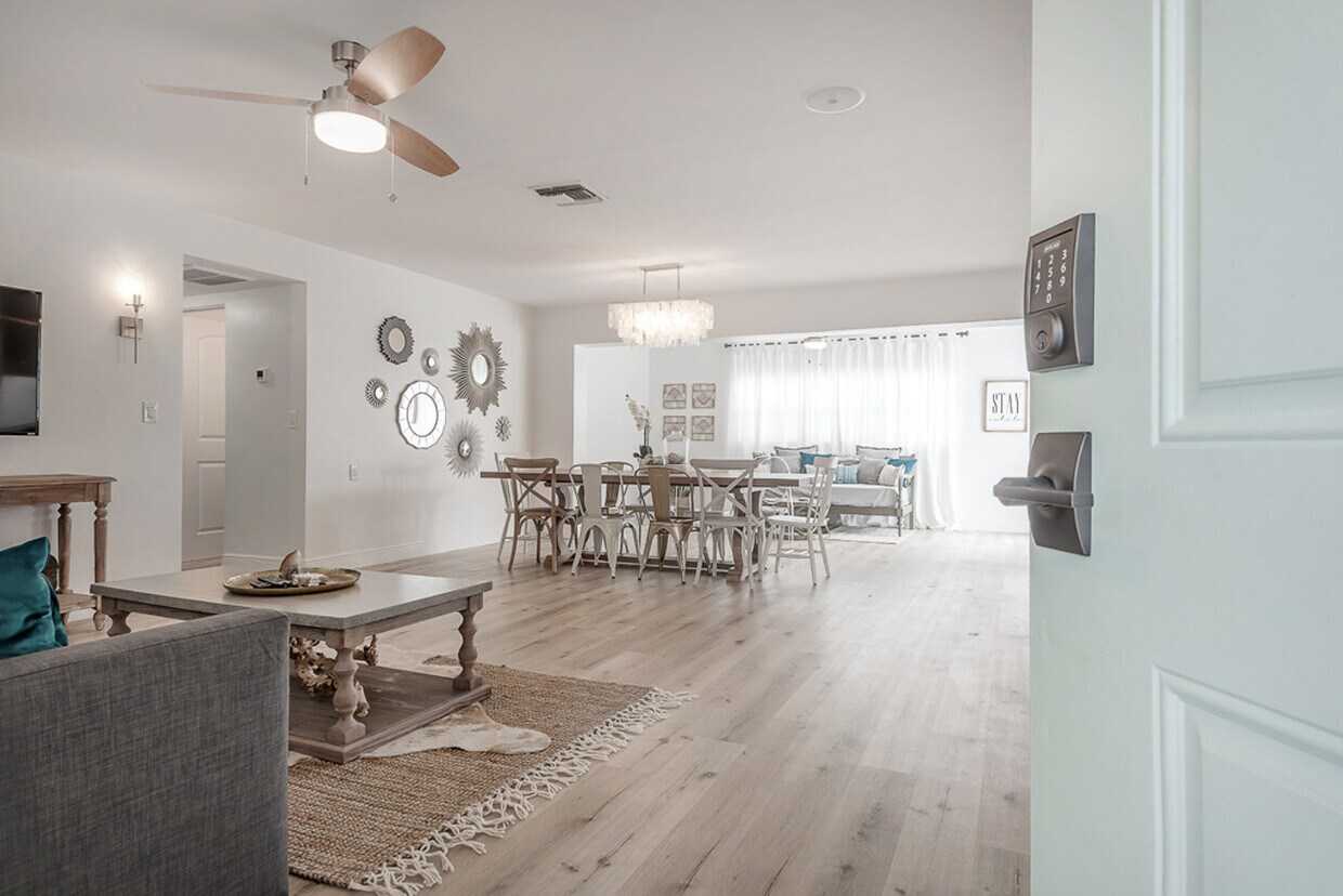 Foto principal - 235 E Overbrook Dr