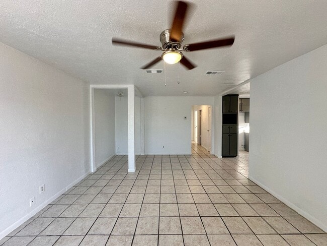 Building Photo - 910-912 Stetson