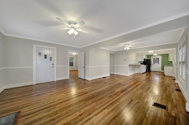 Foto del edificio - Lovely Brick Ranch Home Close to Uptown Ch...