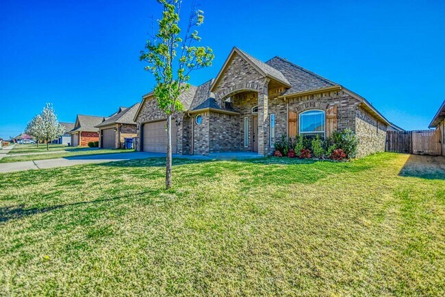 Building Photo - Beautiful home in desired Williamson Farms!