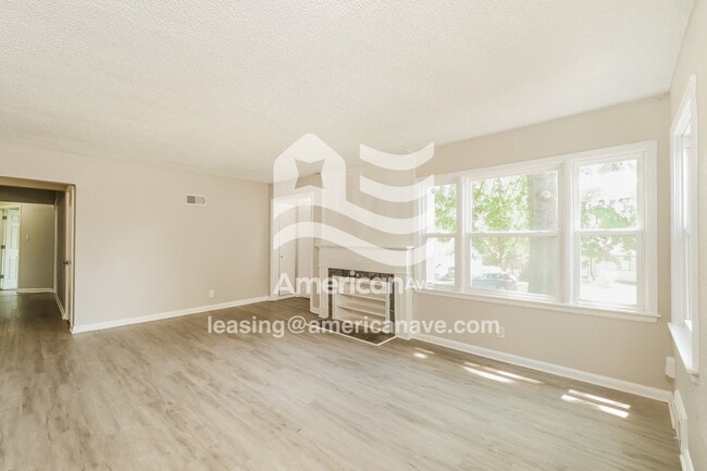 Building Photo - 904 E 84th Terrace