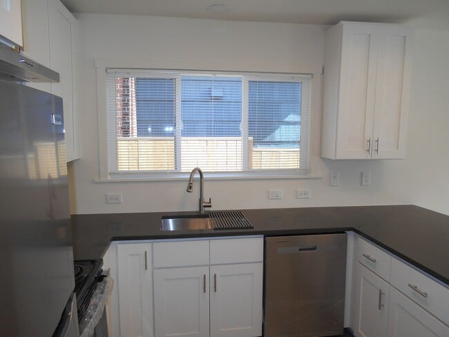Building Photo - Completely Remodeled Home in Vibrant Sellw...