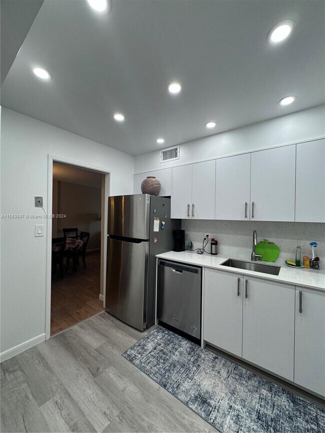 Building Photo - 400 Kings Point Dr