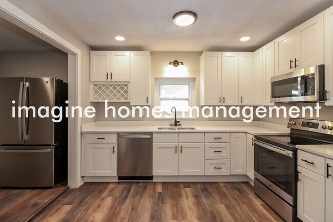 Foto del edificio - Charming 4 Bed, 2.5 Bath Home in Overland ...