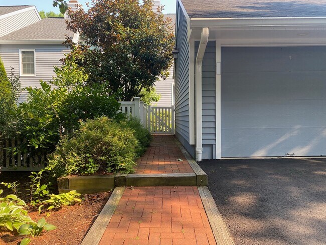 Building Photo - 46 Edgewater Commons Ln