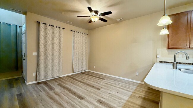 Foto del edificio - Modern Townhome with Mountain Views in Claremont Ranch