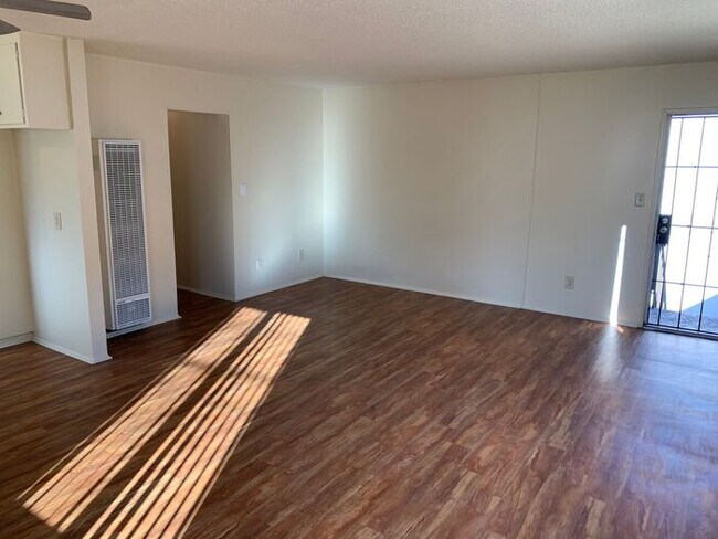 Foto del edificio - REALLY NICE UPSTRS 2BD 1BA FOR LEASE!