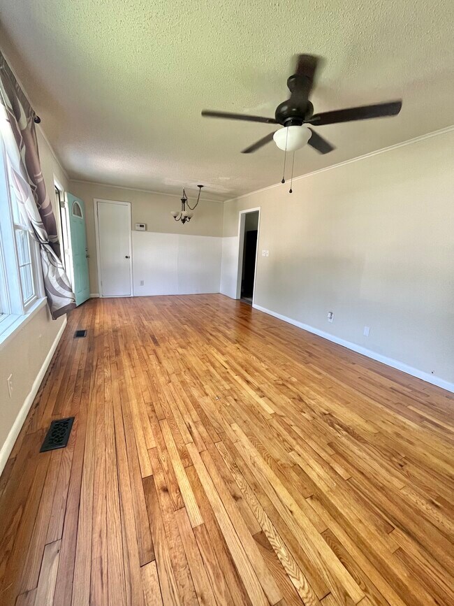 32 - 407 N Cedar St