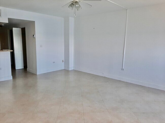 Building Photo - 999 Brickell Bay Dr