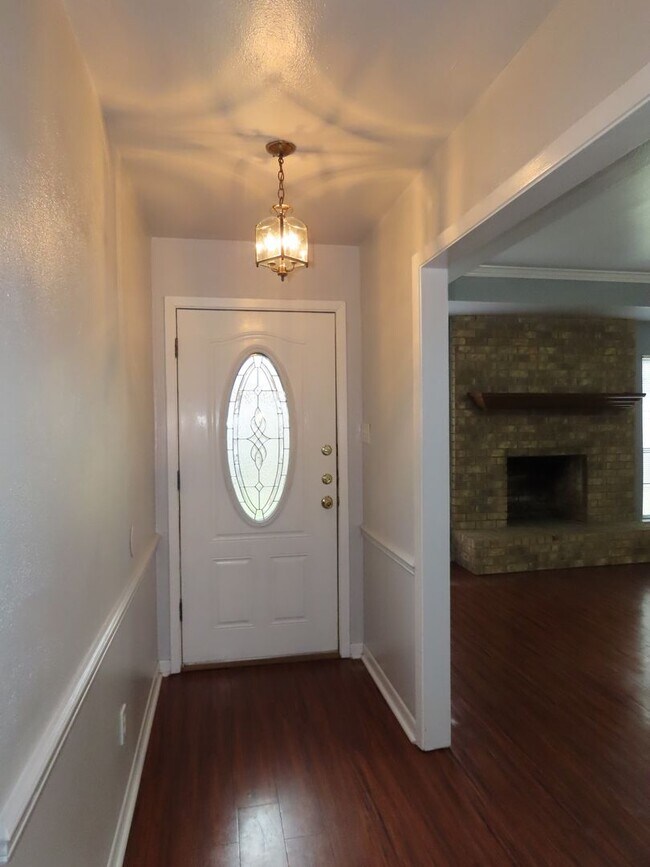 Foto del edificio - Lovely 3 Bedroom, 2 Bath Duplex-Lawn Care ...