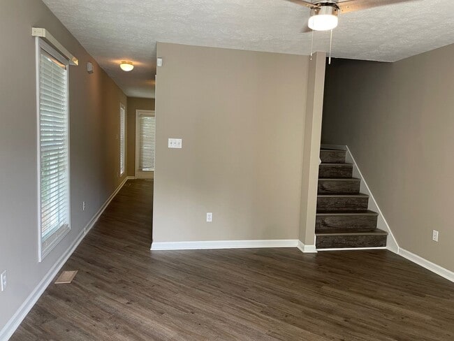 Building Photo - Beautiful 2 bed, 1 full, 2 half bath 2 sto...