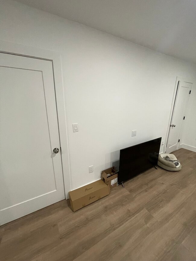 Building Photo - 13 Division St W