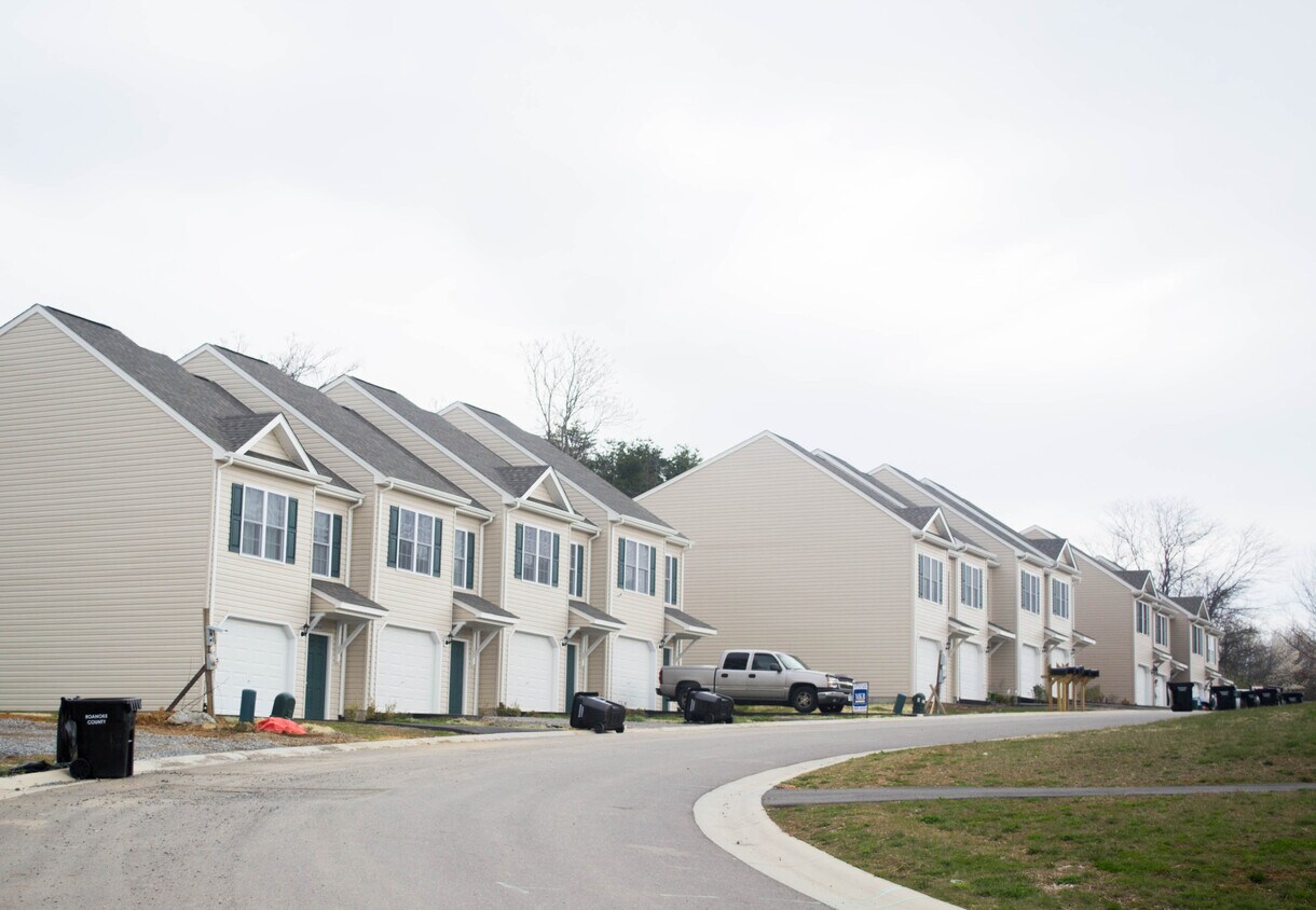 Foto principal - 6858 Village Green Dr
