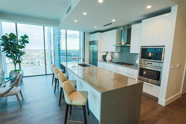 Foto del edificio - 7901 Windrose Ave
