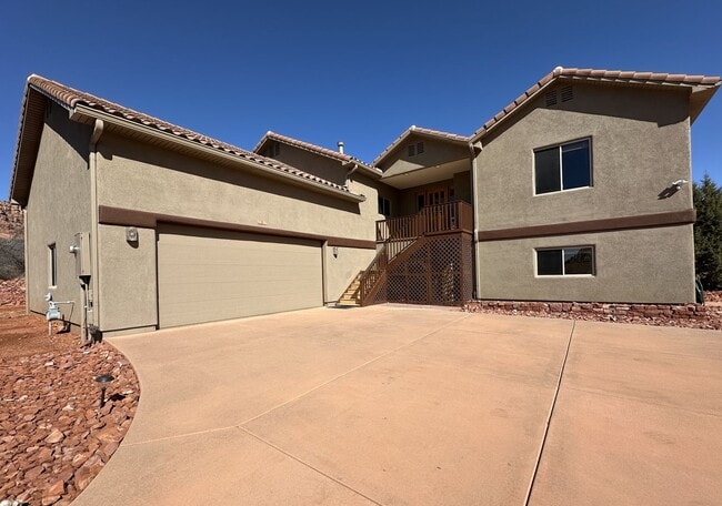 Building Photo - 4 BDRM PLUS OFFICE & RECREATION ROOM - VOC