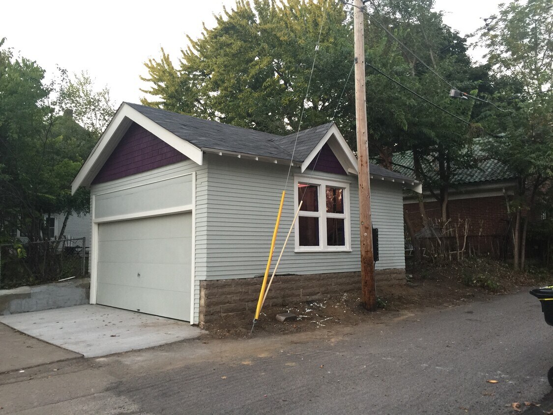 2-car garage - 2056 Selby Ave