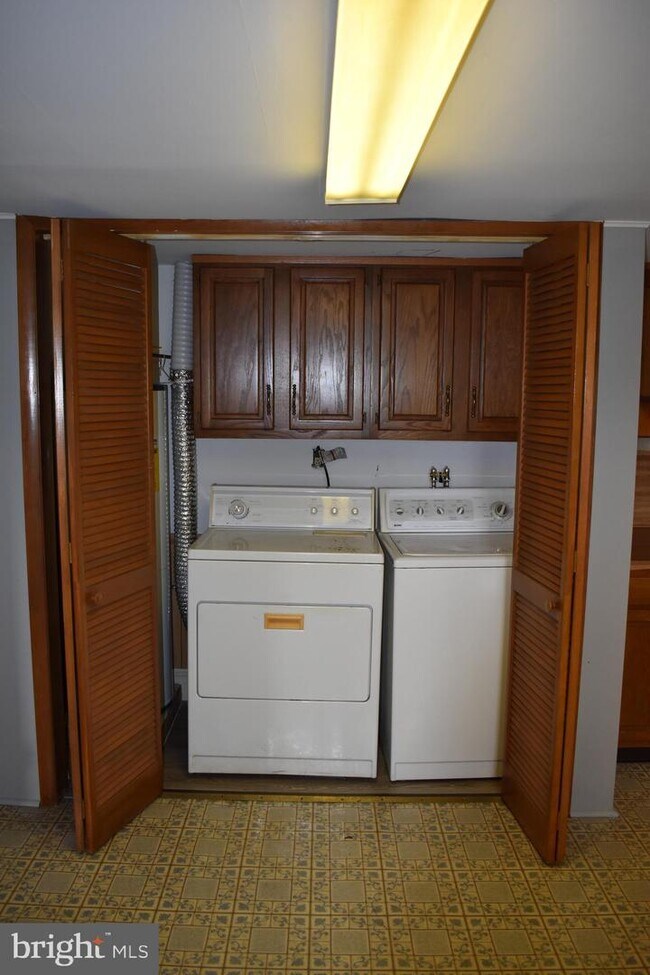 Building Photo - 300 S Cedar Ln