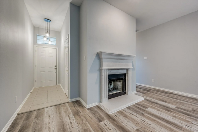 Building Photo - 1610 Poinsettia Blvd