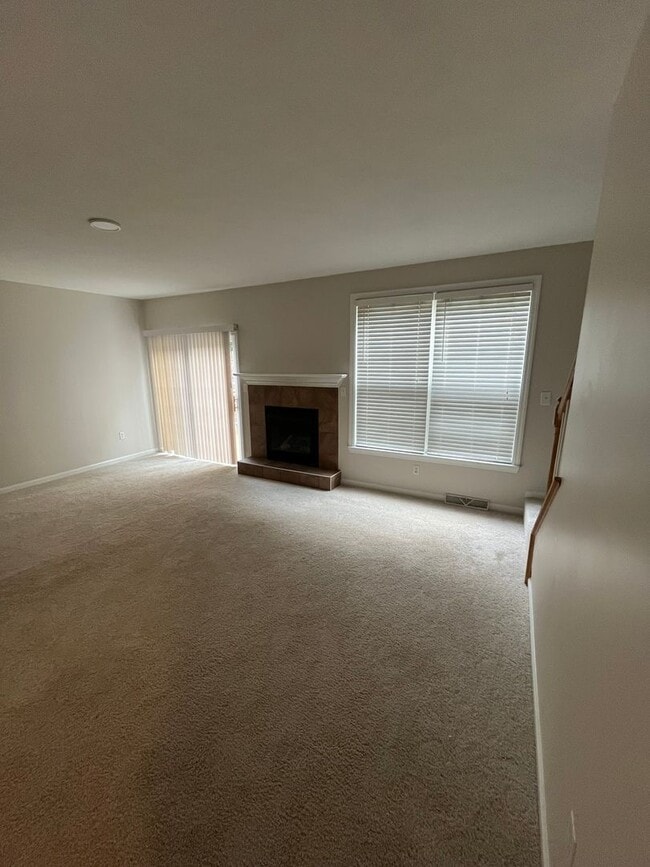 Building Photo - Newly Renovated 3 Bed 2.5 Bath Townhouse A...