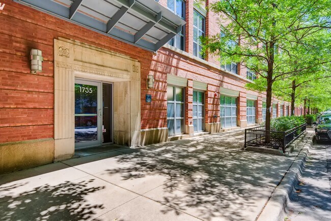 Paulina Entrance - 1735 N Paulina St