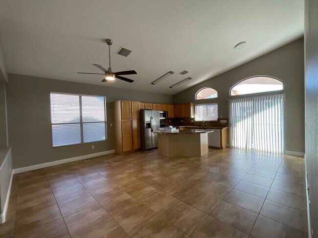 Foto del edificio - Single story home, 4br, 2bth, 2cg, RV doub...