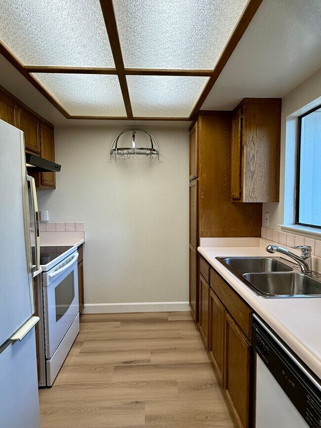 Foto del edificio - New Vinyl Plank Flooring, Fresh Interior Paint, 1 Car Garage + 1 Assigned Outdoor Parking Space -...