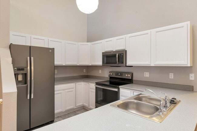 Building Photo - 2BR w/ Attached Garage & Balcony near Downtown Littleton