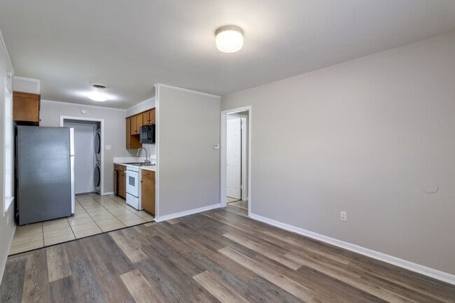 Building Photo - ADORABLE UPDATED 2/1 HOUSE IN BRYAN, TX! IMMEDIATE MOVE IN!