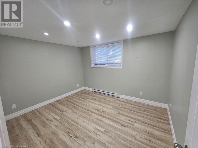 Building Photo - 565 Greenfield Ave