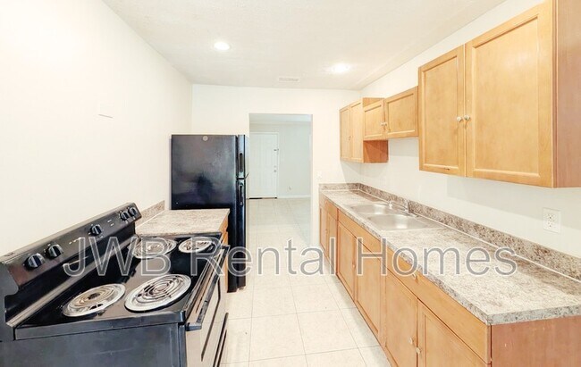 Foto del edificio - 6835 Tinkerbell Ln