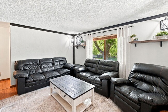 Building Photo - Beautiful 4BED/2BA Tri-Level Home in Widefield Country Club Heights