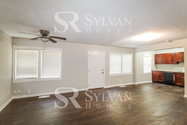 Building Photo - The living is easy in this 3 bedroom, 2 ba...