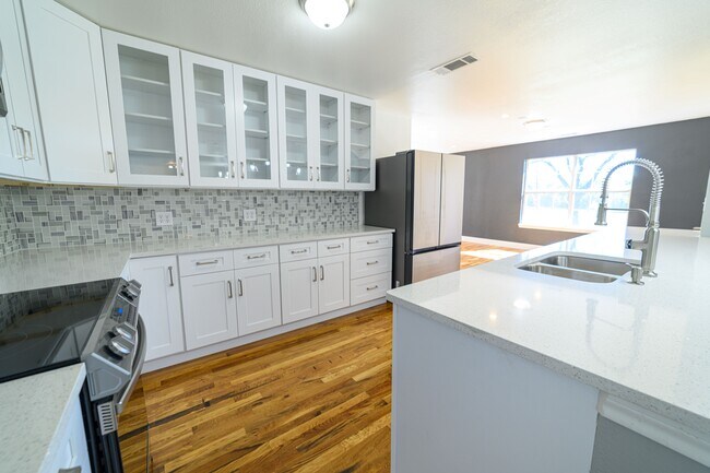 Foto del edificio - 1726 Ridge Rd