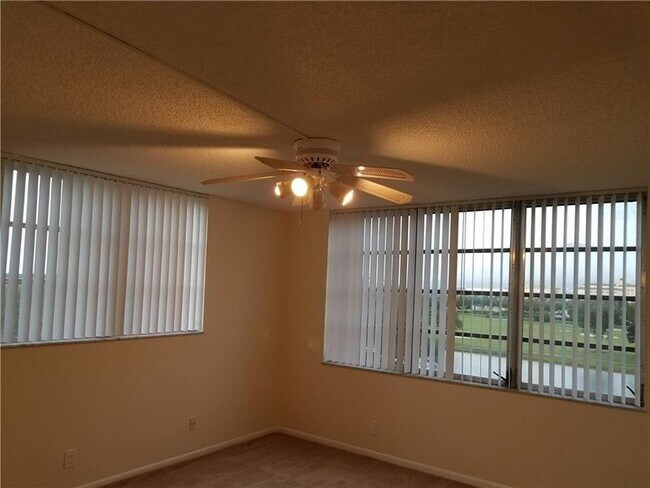 Building Photo - 3300 W Rolling Hills Cir